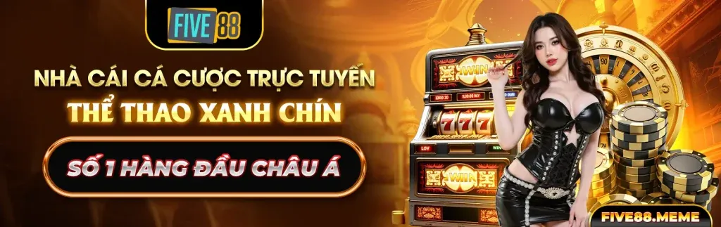 Vận động viên quần vợt đang giao bóng trên sân đấu với logo 68gb login
